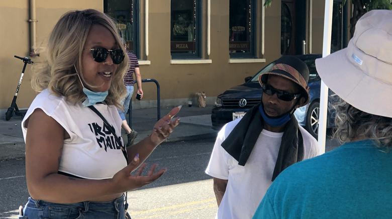 Eboni Brown talks to Street Roots ambassadors