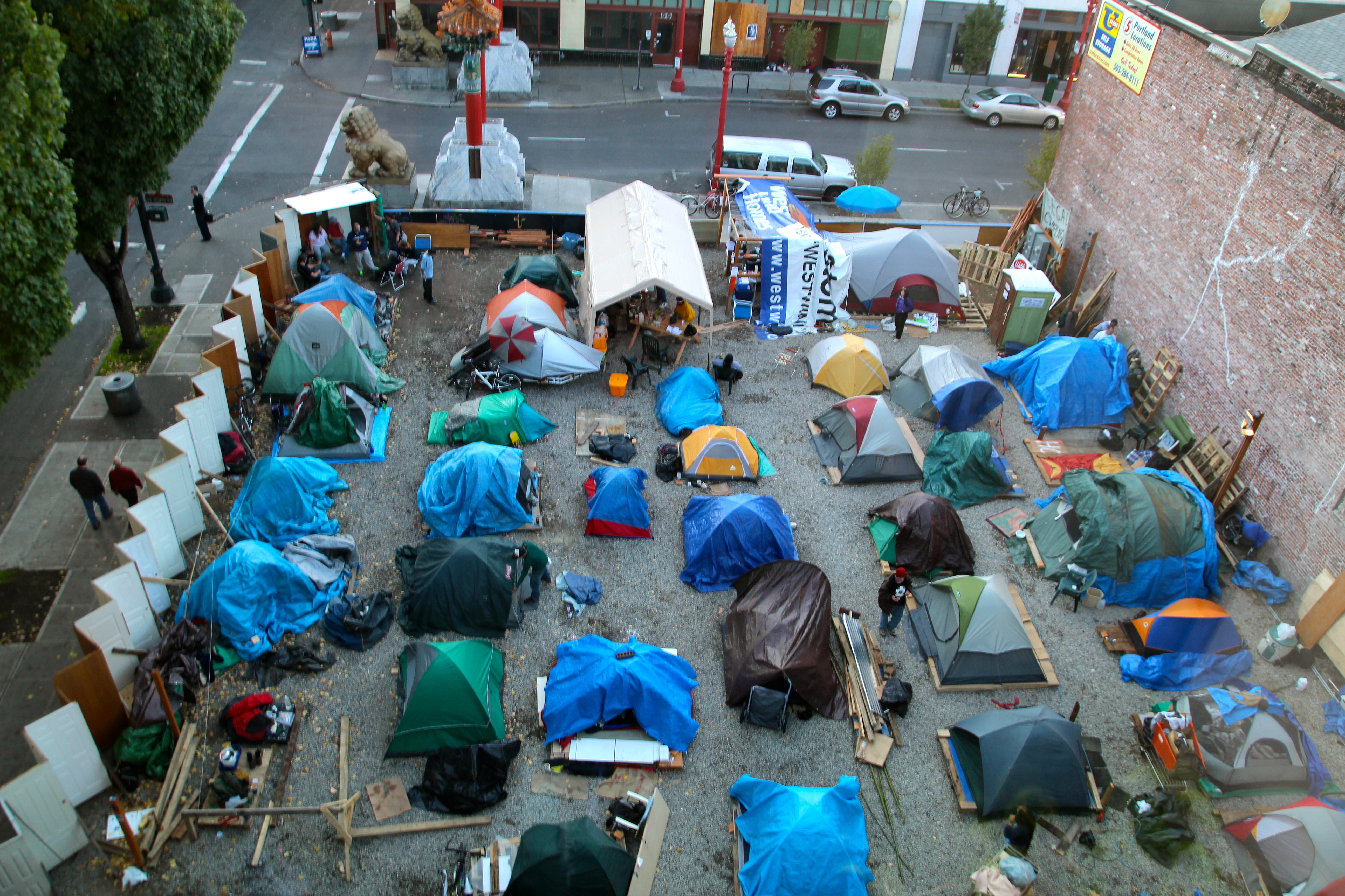 Бомжи в палатке. Сан Франциско бомжи на улице палатки. Палатный городок в Лос Анджелесе. Палаточные городки в США Лос Анджелес. Лос Анджелес палаточный лагерь.